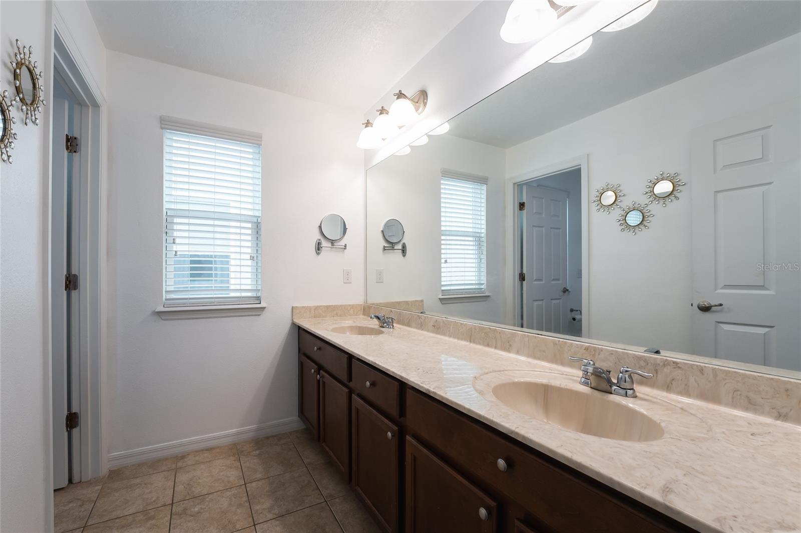 6382 Golden Dewdrop Trl