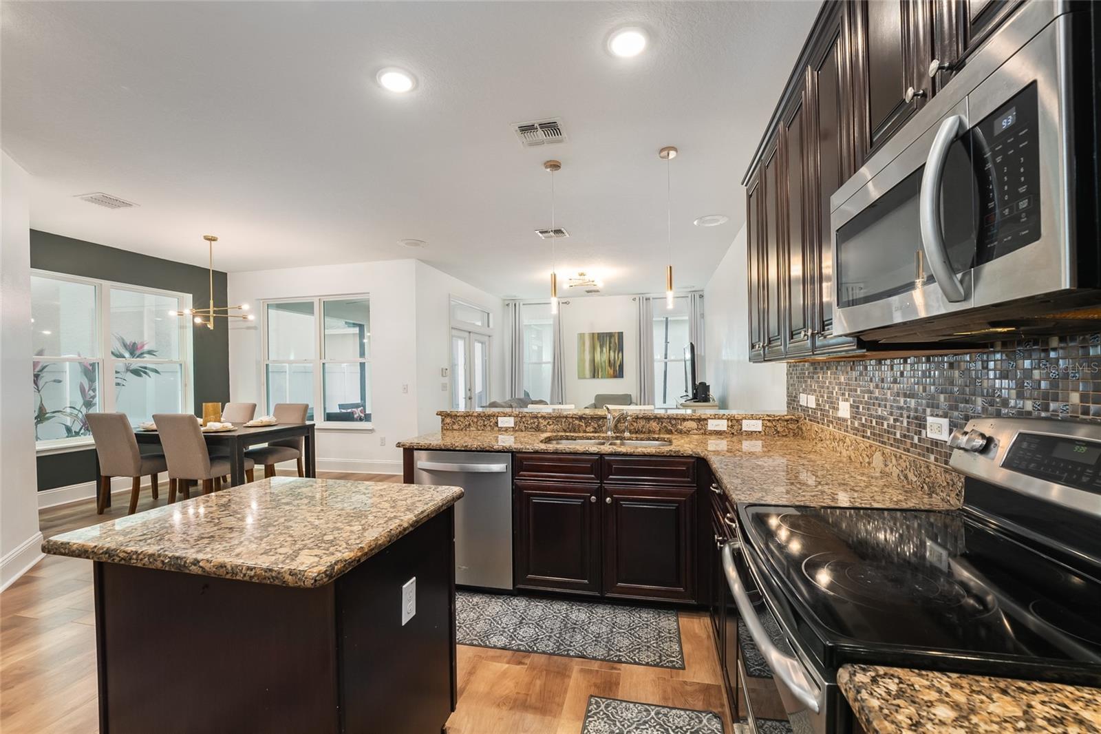 6382 Golden Dewdrop Trl