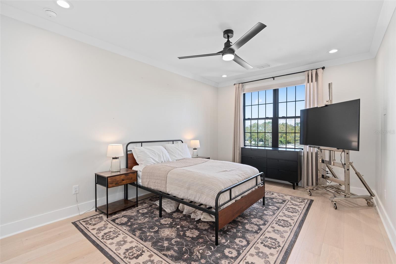 64 N Park Ave