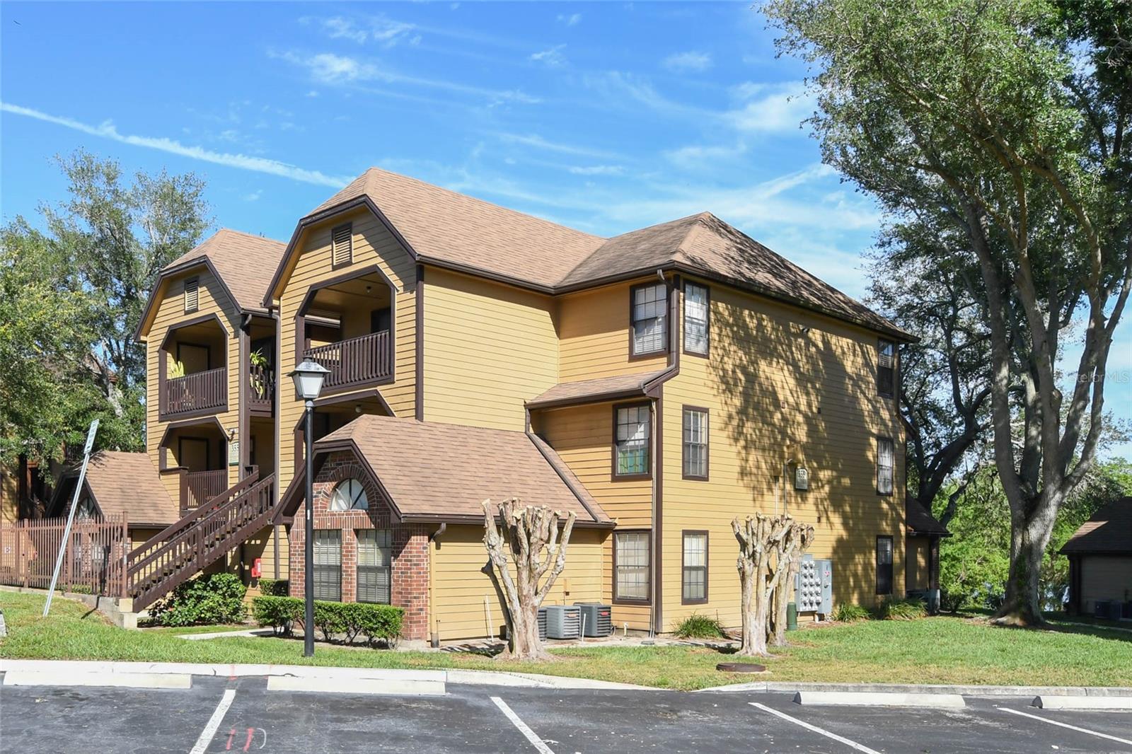 355 Lakepointe Dr #103