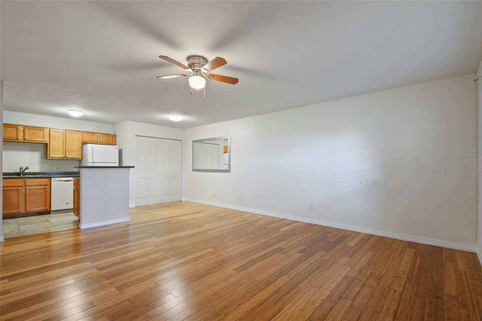 355 Lakepointe Dr #103