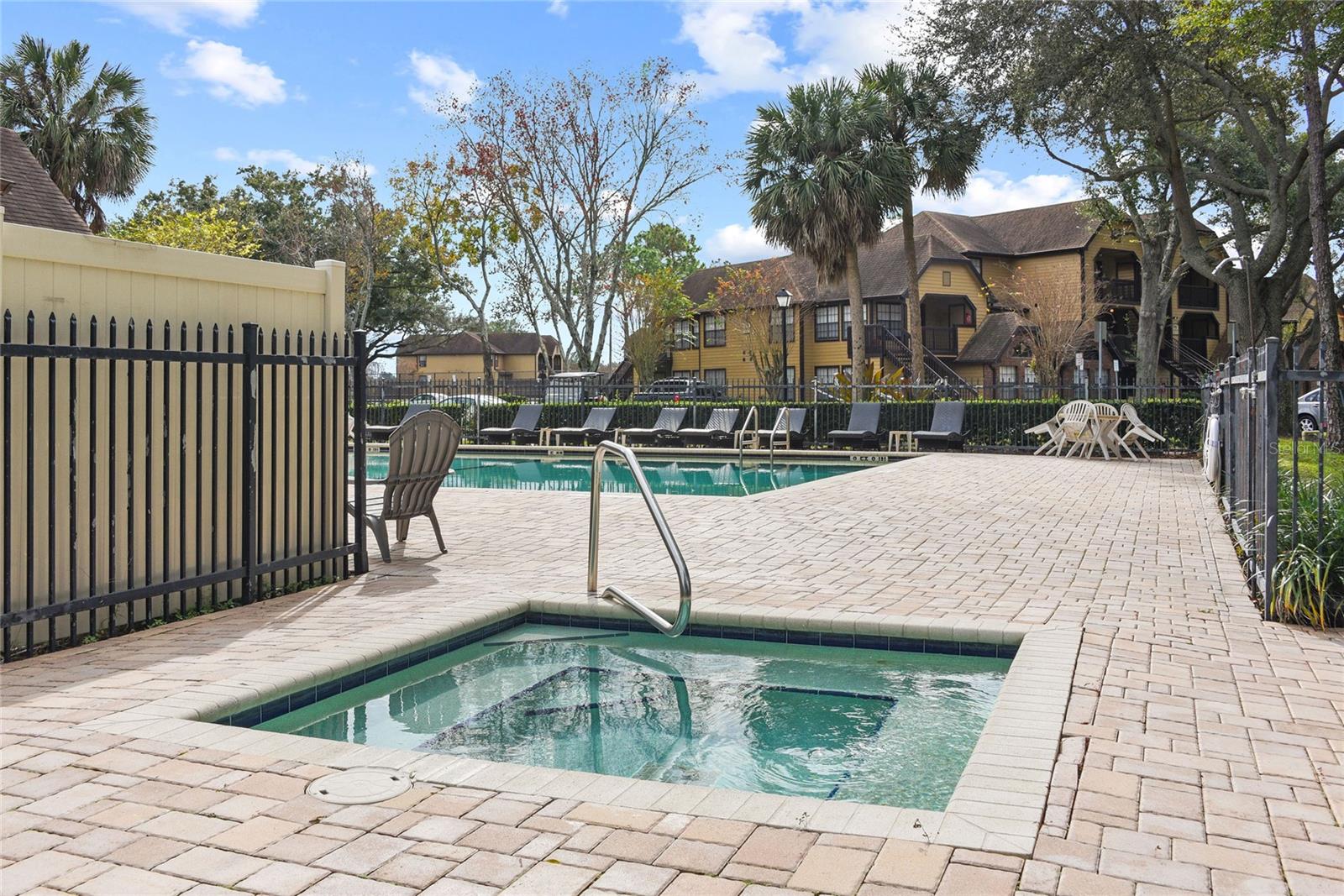 355 Lakepointe Dr #103