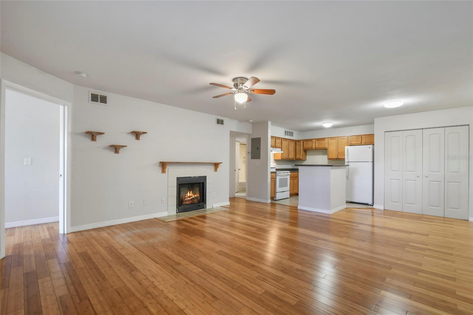 355 Lakepointe Dr #103