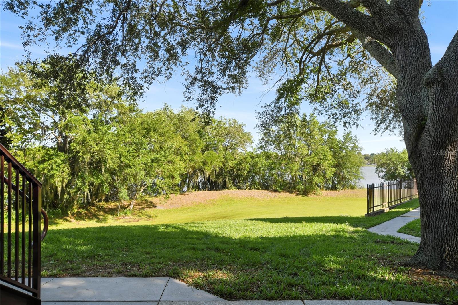 355 Lakepointe Dr #103