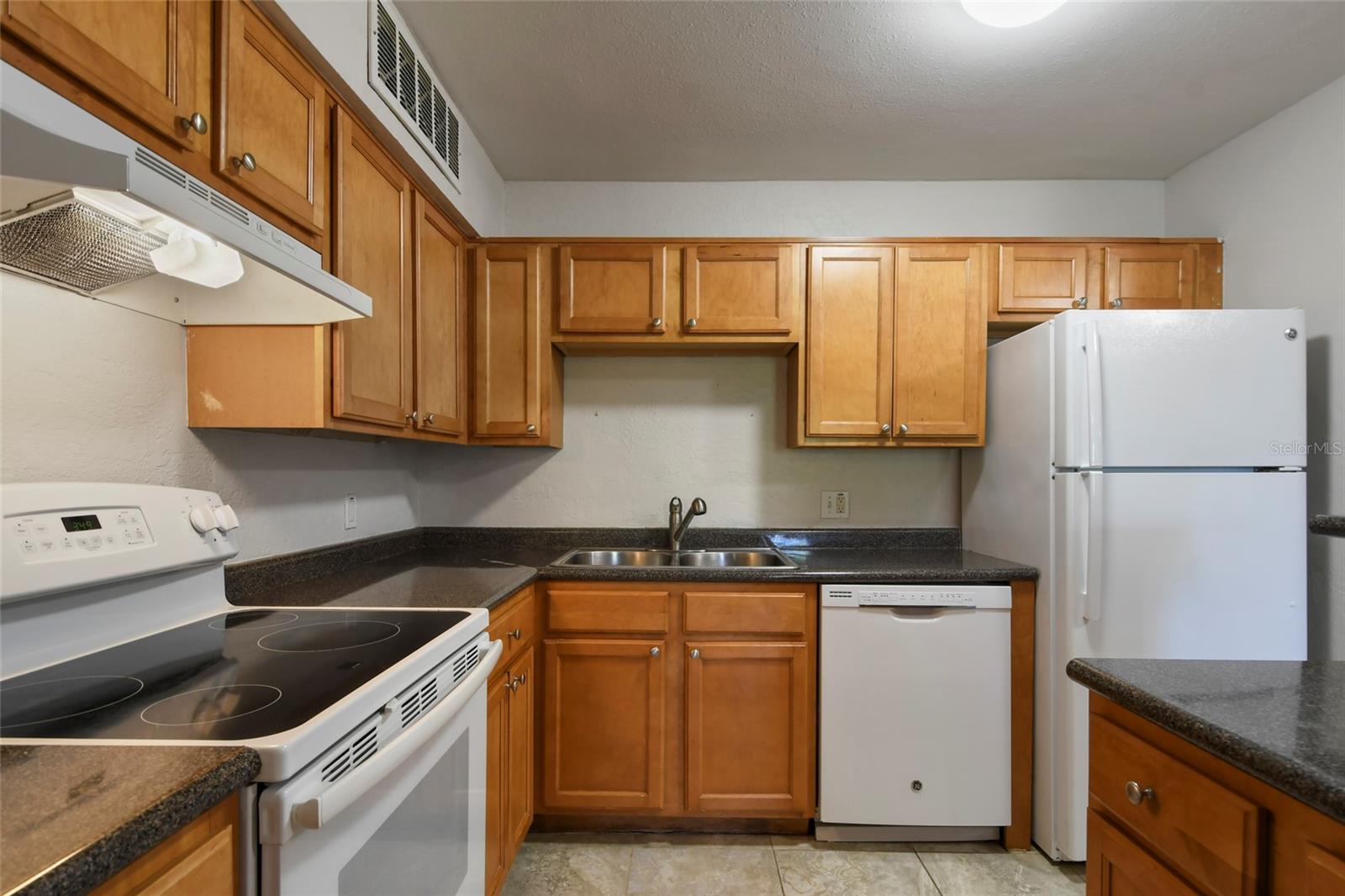 355 Lakepointe Dr #103