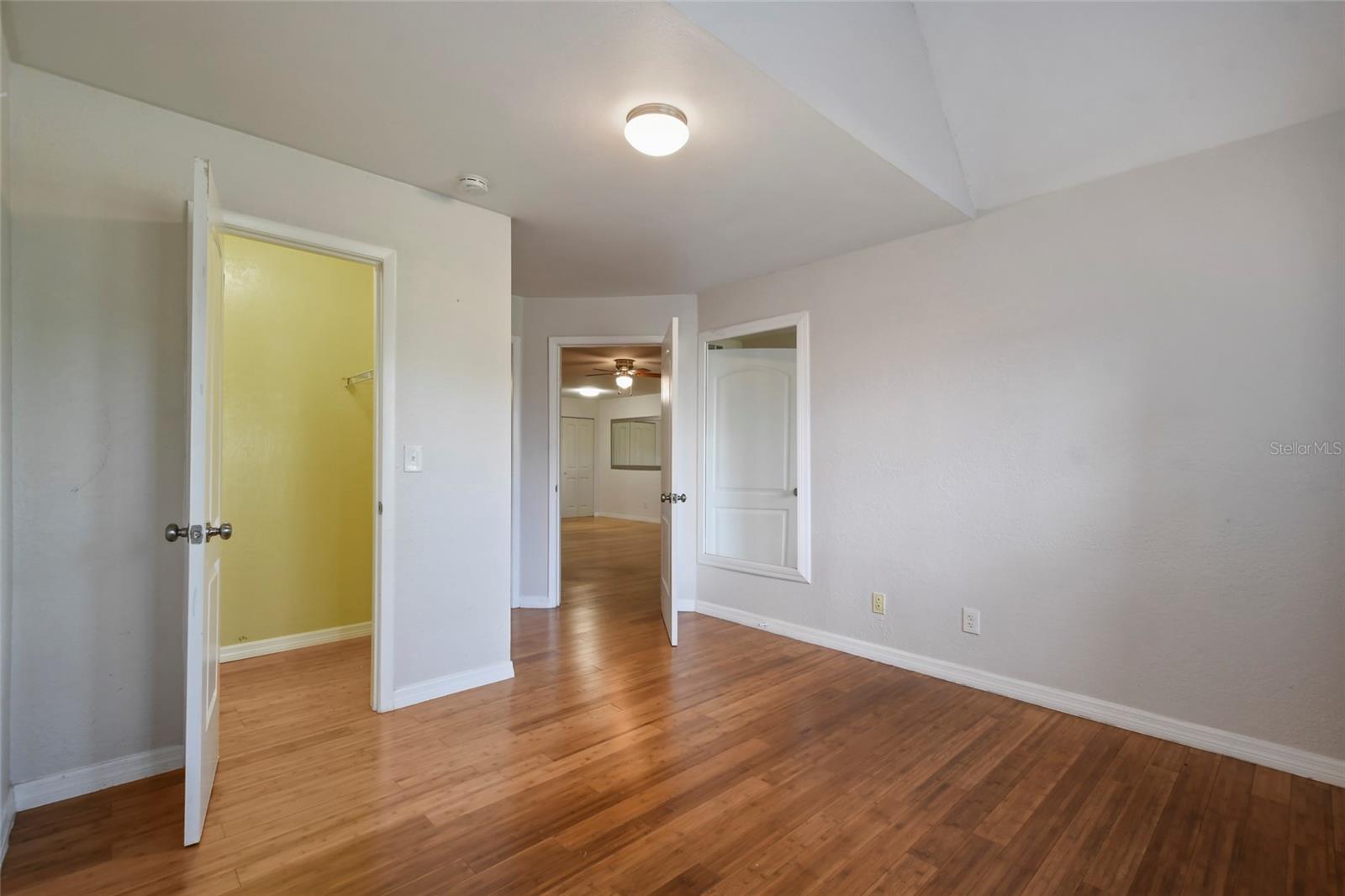 355 Lakepointe Dr #103