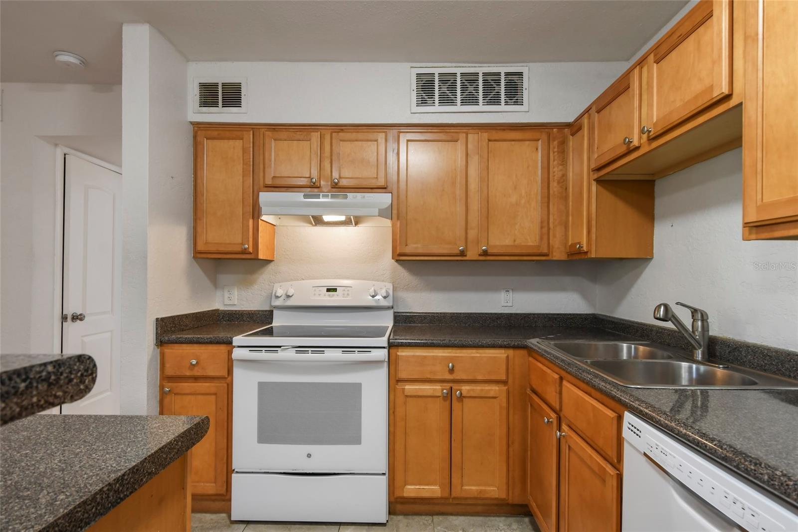 355 Lakepointe Dr #103
