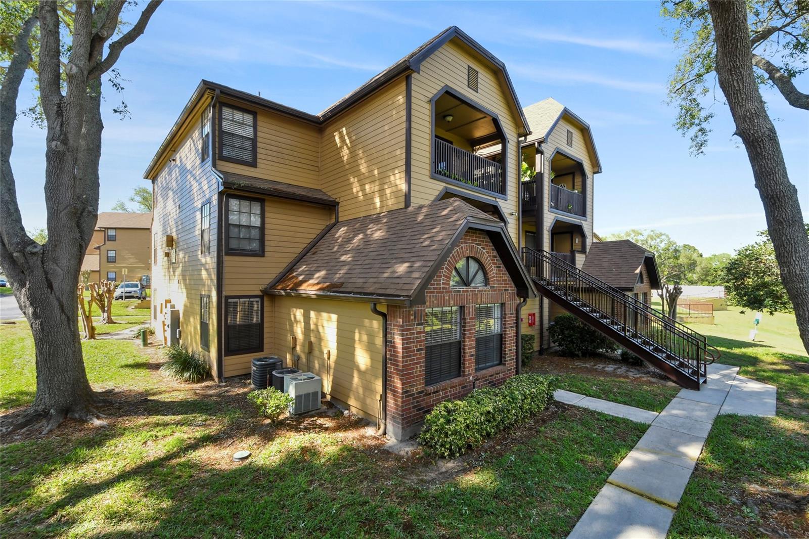 355 Lakepointe Dr #103