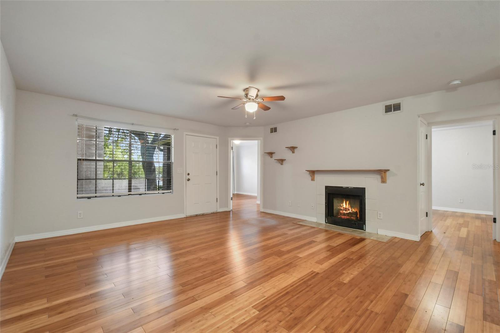 355 Lakepointe Dr #103