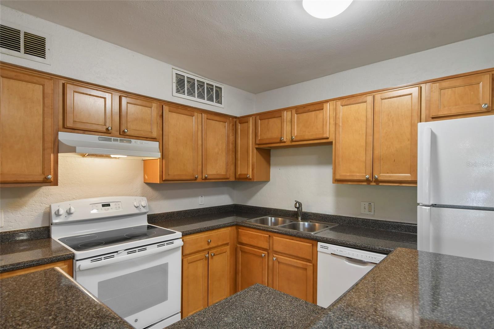 355 Lakepointe Dr #103
