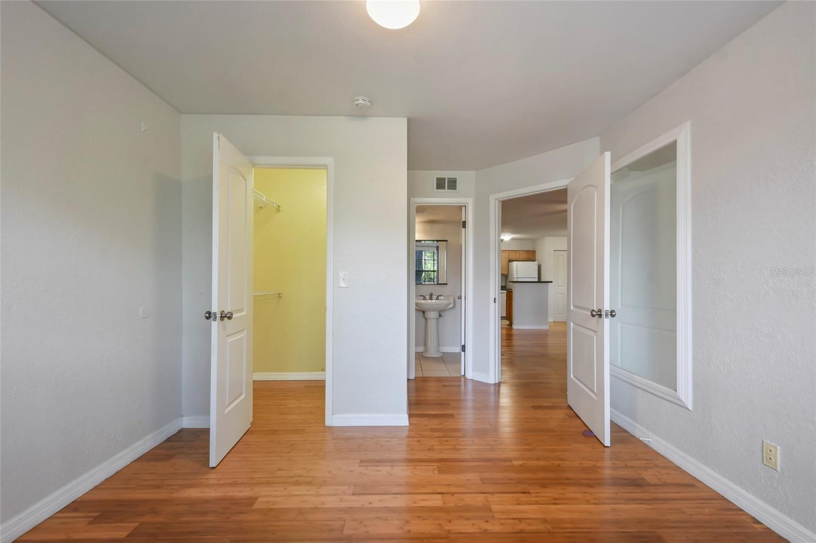 355 Lakepointe Dr #103