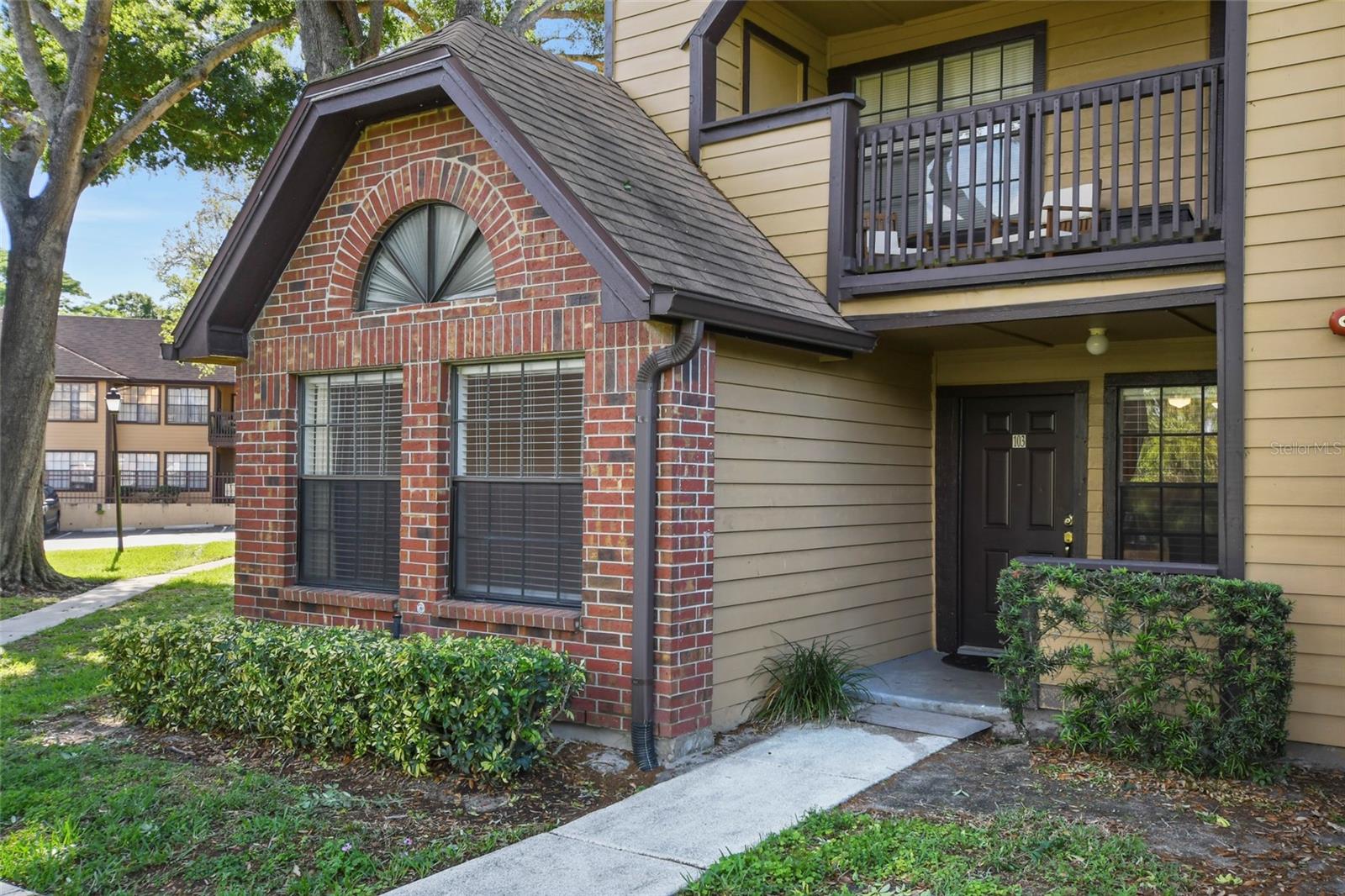 355 Lakepointe Dr #103