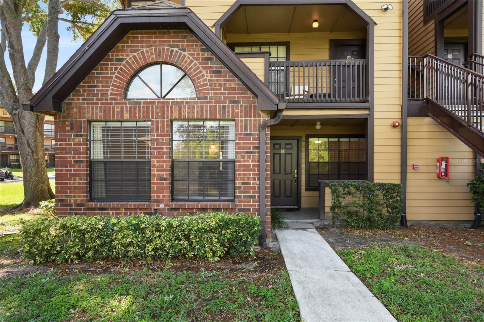 355 Lakepointe Dr #103