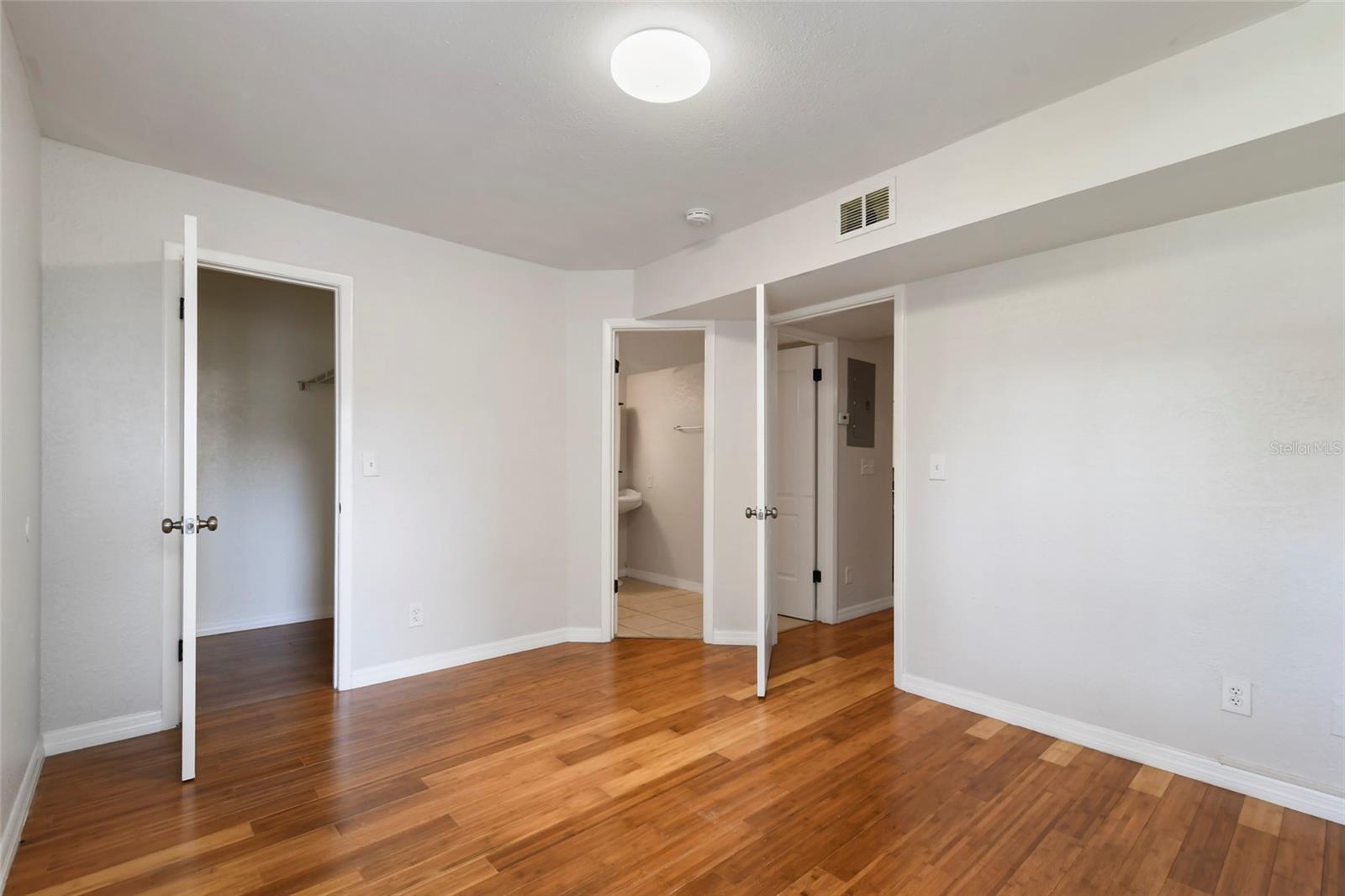 355 Lakepointe Dr #103