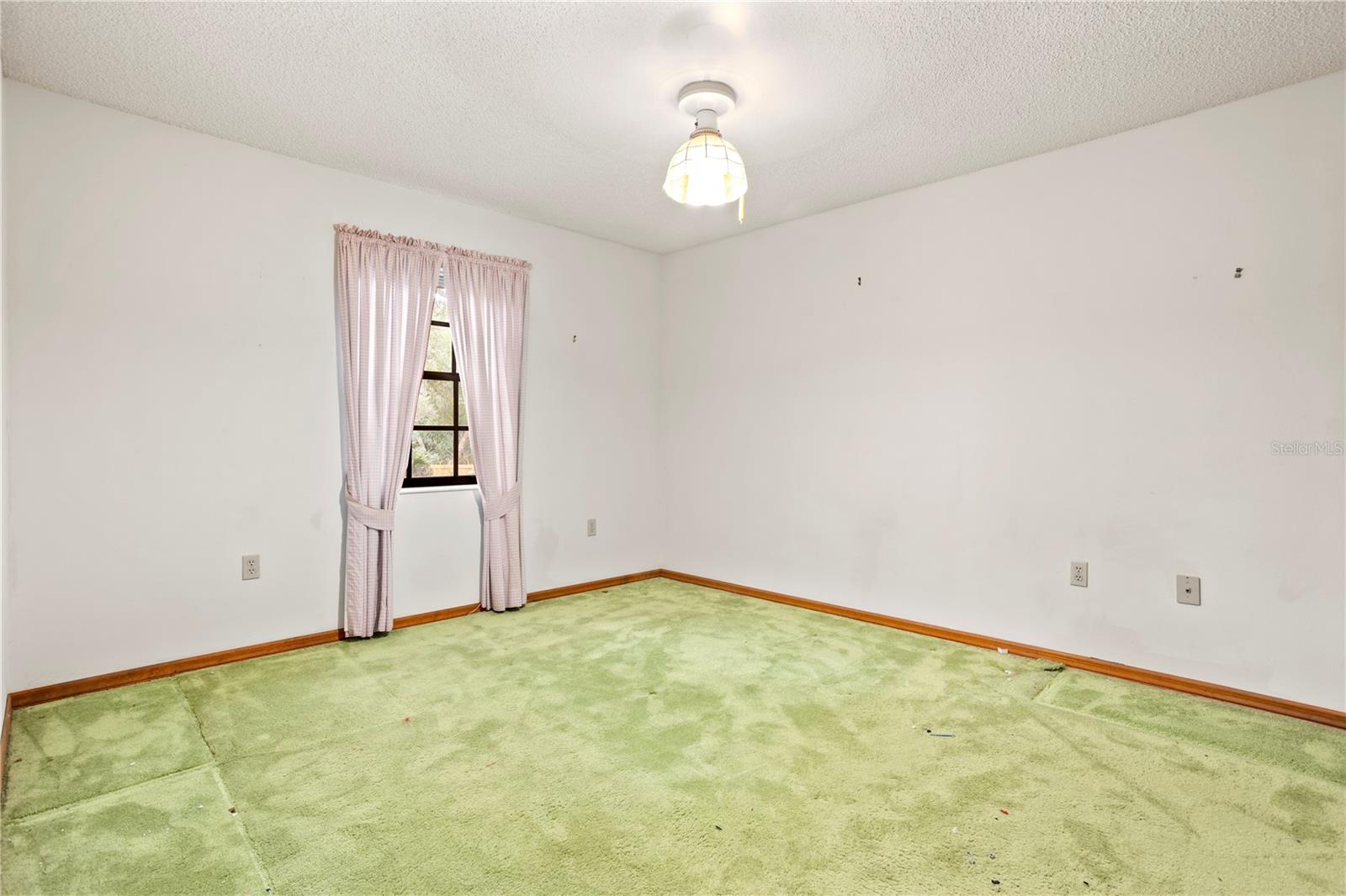 1402 Foxden Rd
