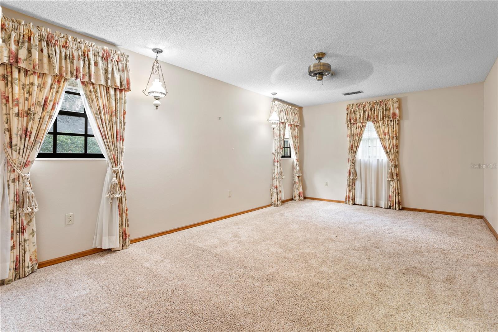 1402 Foxden Rd