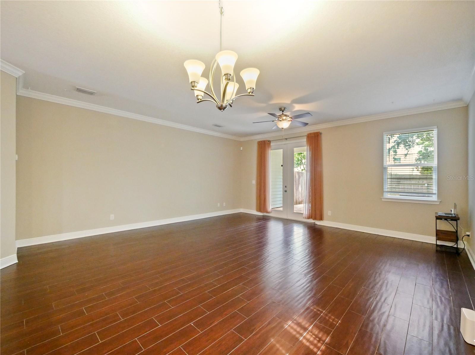 2913 E Washington St