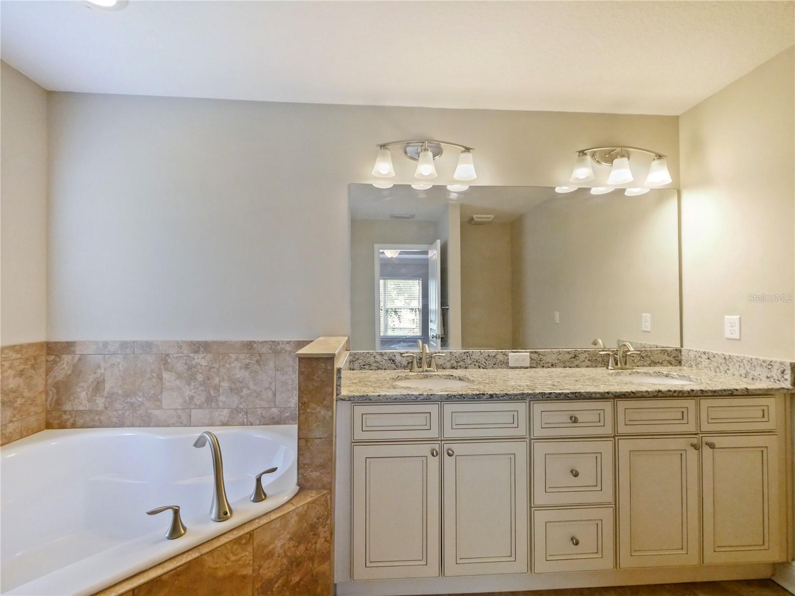 2913 E Washington St