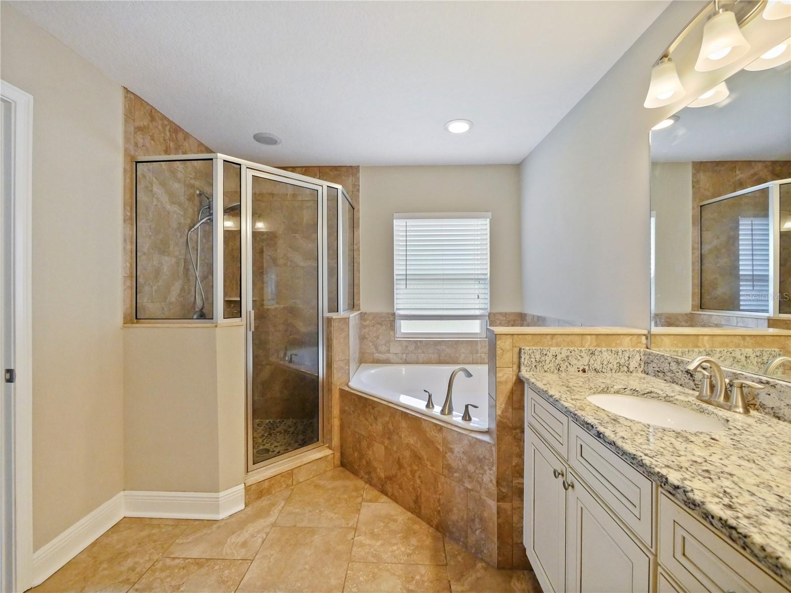 2913 E Washington St