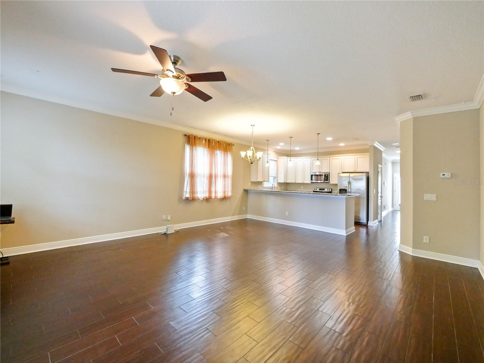 2913 E Washington St