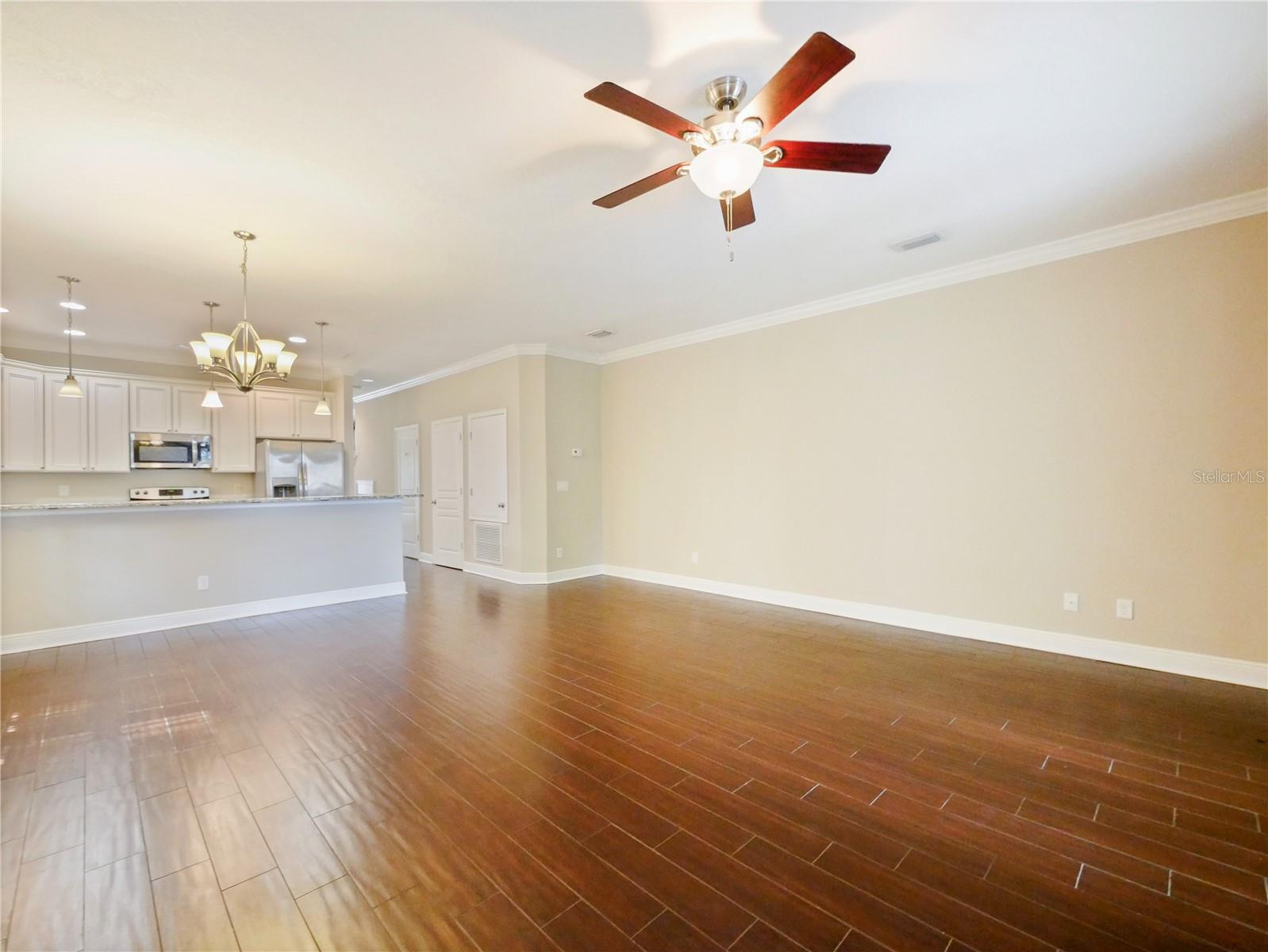 2913 E Washington St