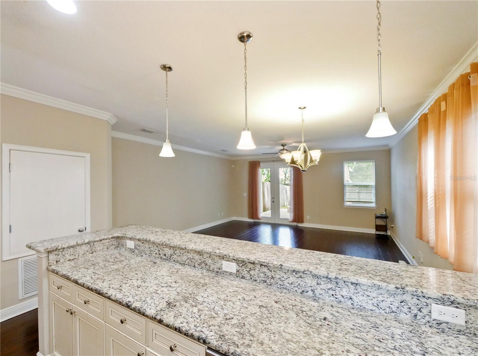 2913 E Washington St