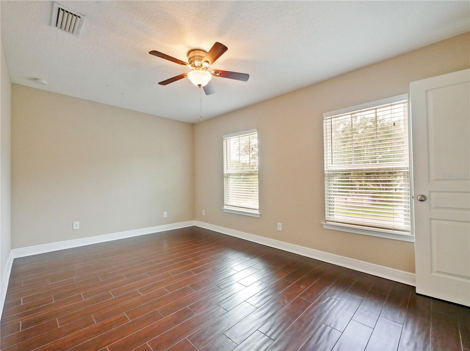 2913 E Washington St