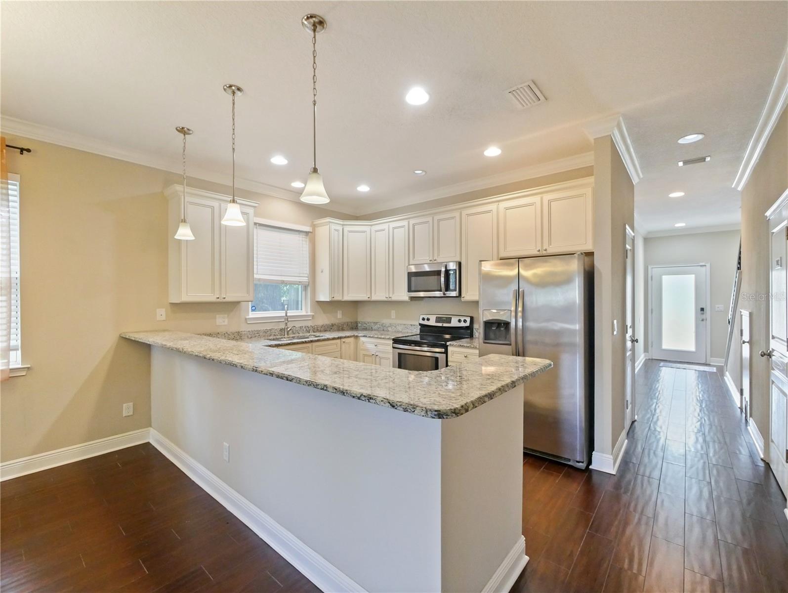 2913 E Washington St