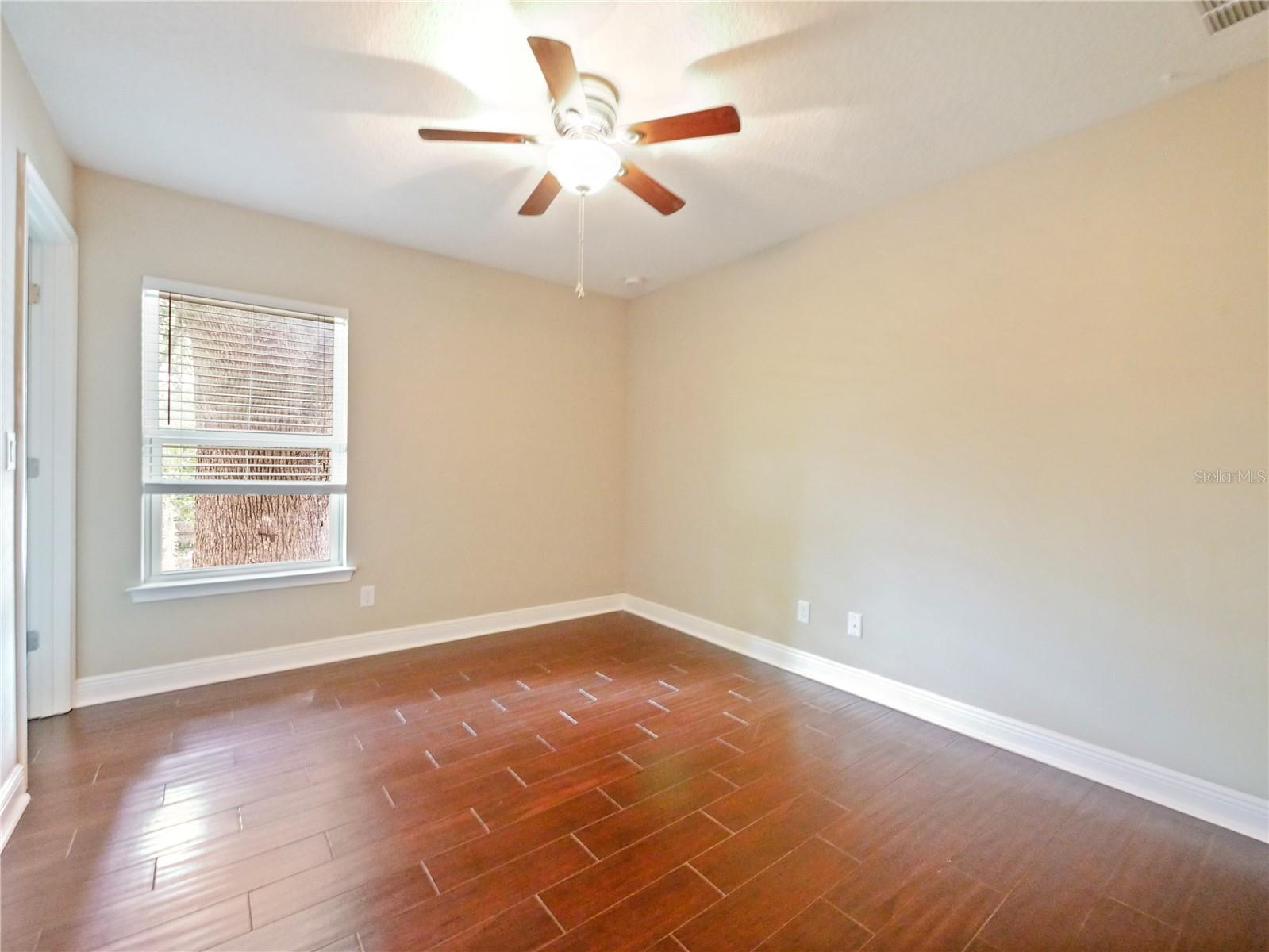 2913 E Washington St