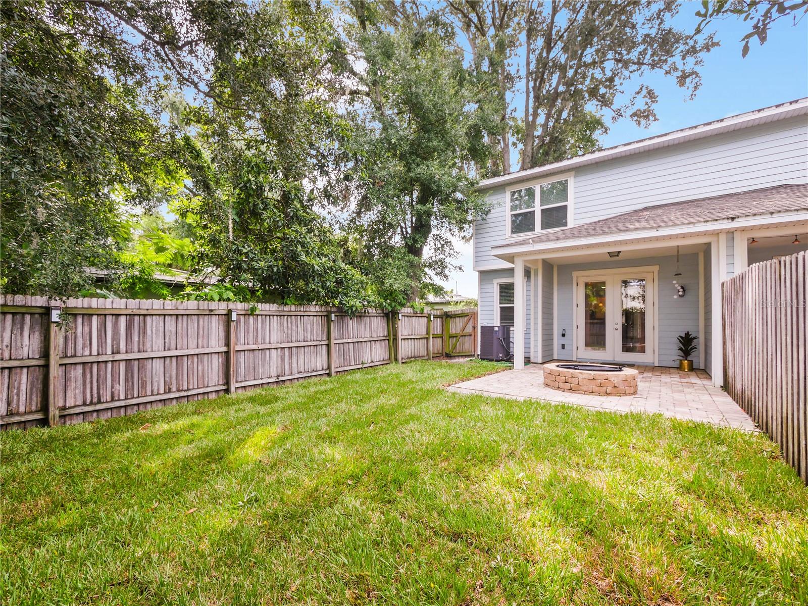 2913 E Washington St