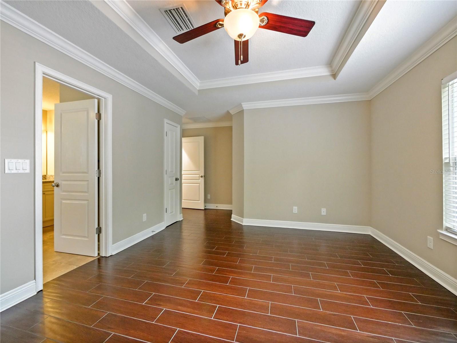 2913 E Washington St