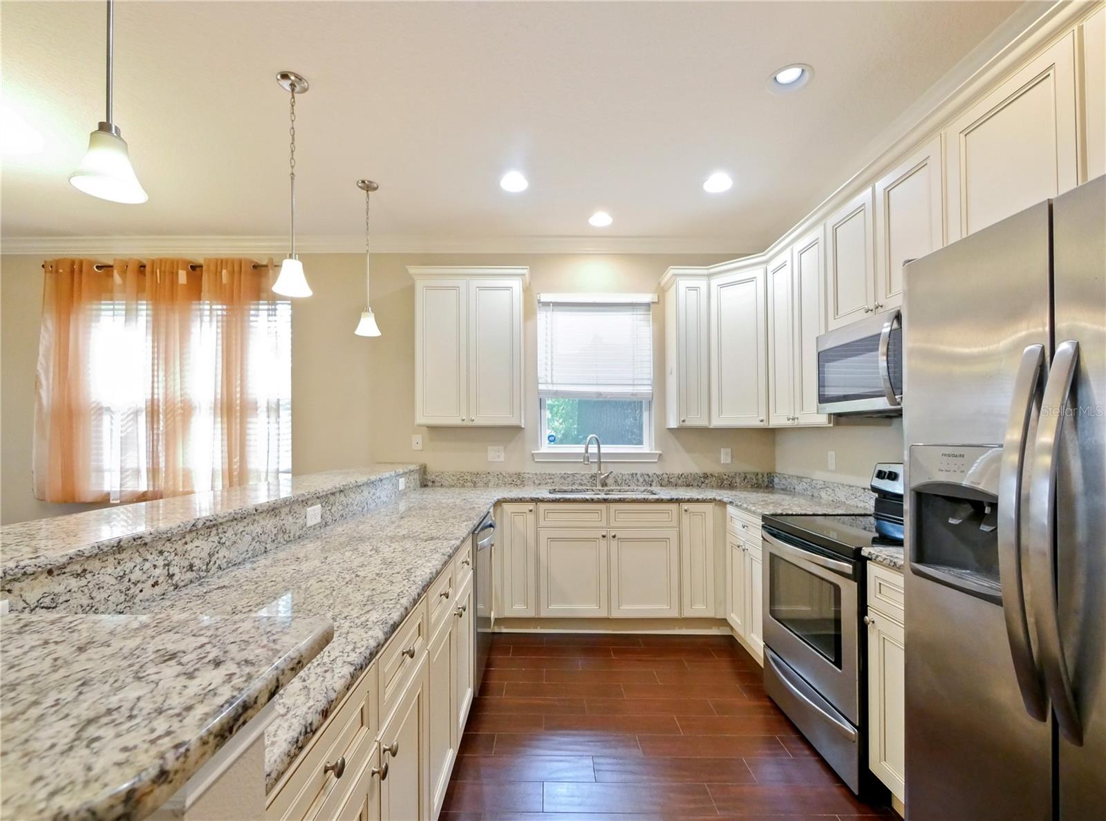 2913 E Washington St