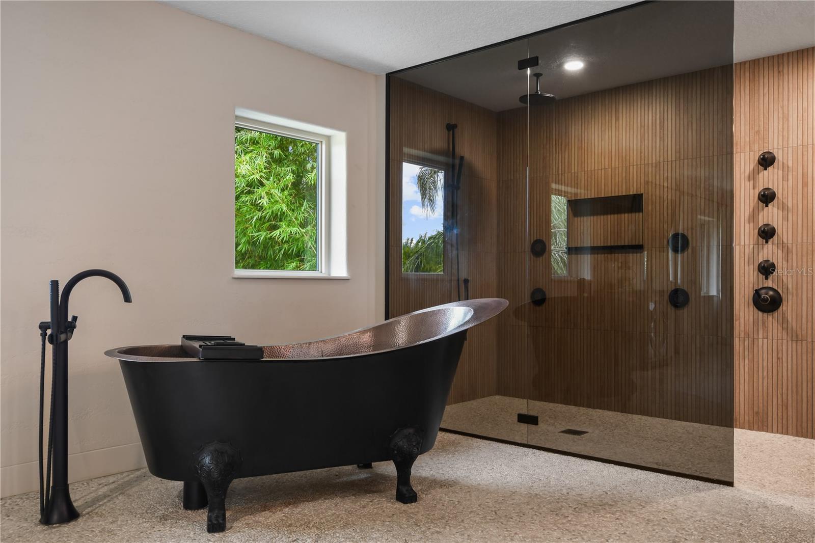 1661 S Chickasaw Trl