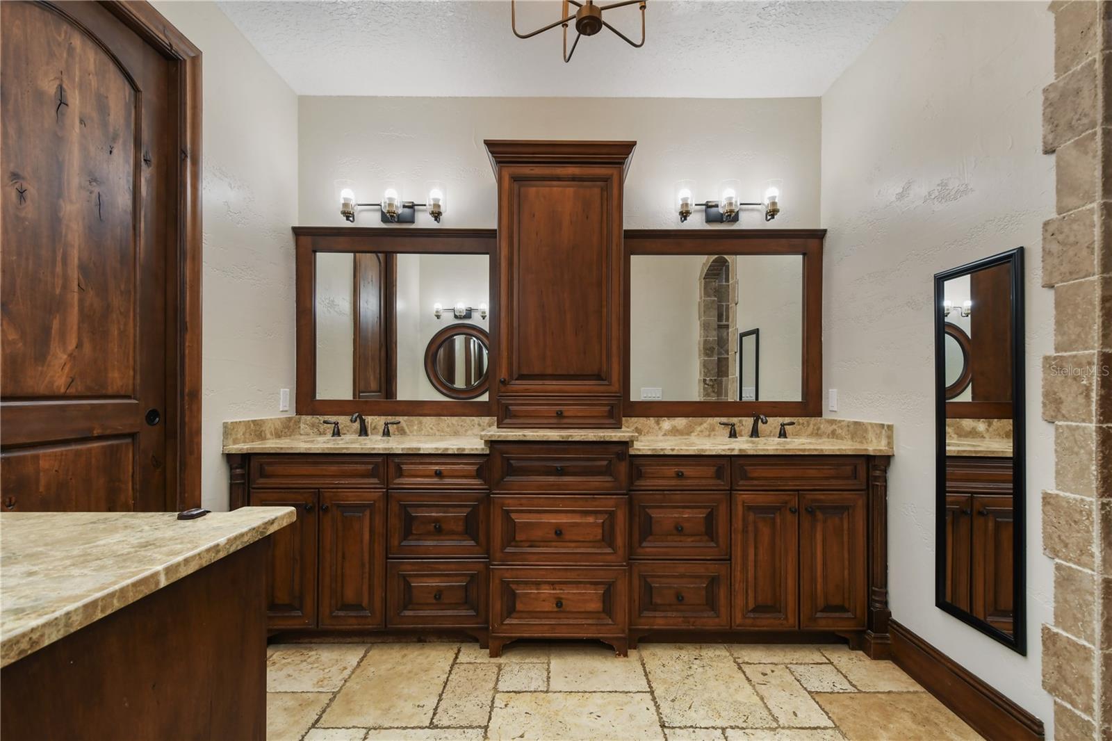 1661 S Chickasaw Trl