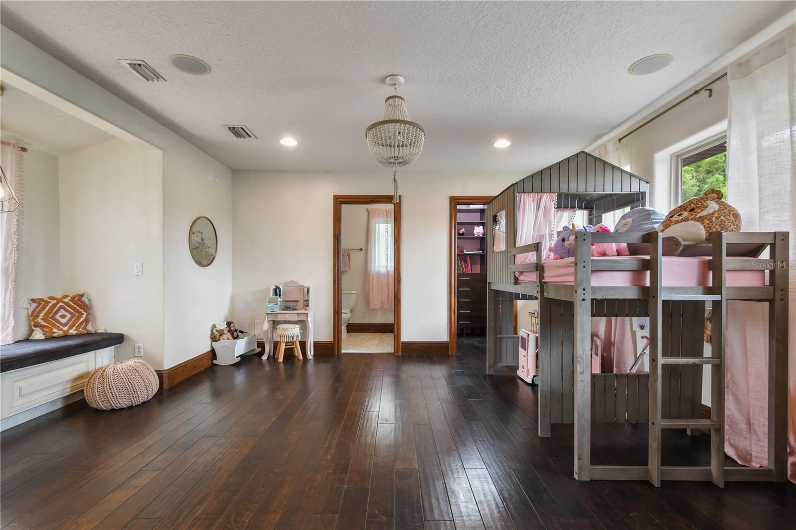 1661 S Chickasaw Trl