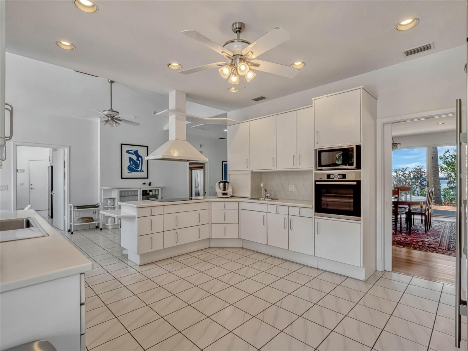 12104 Lakeshore Dr