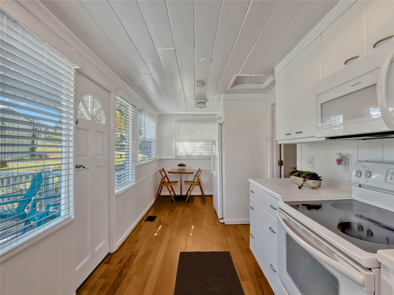 12104 Lakeshore Dr