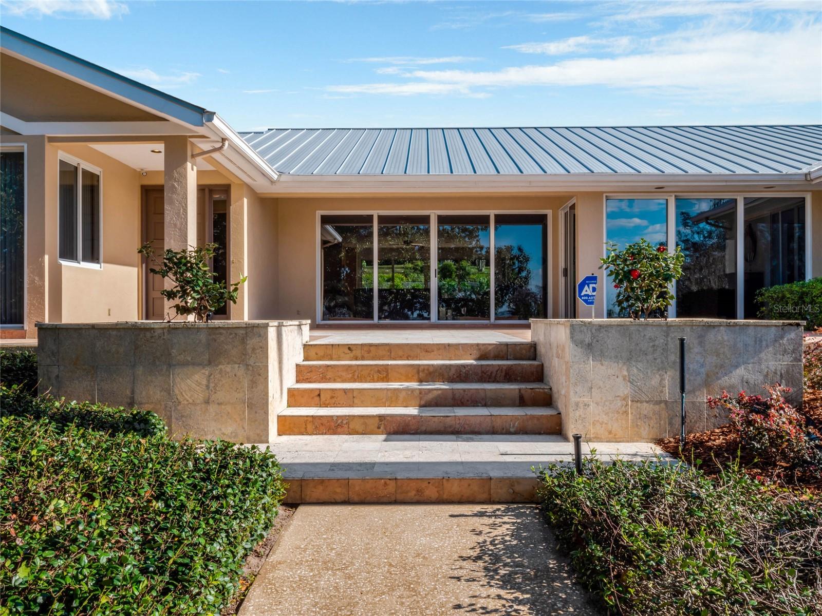 12104 Lakeshore Dr