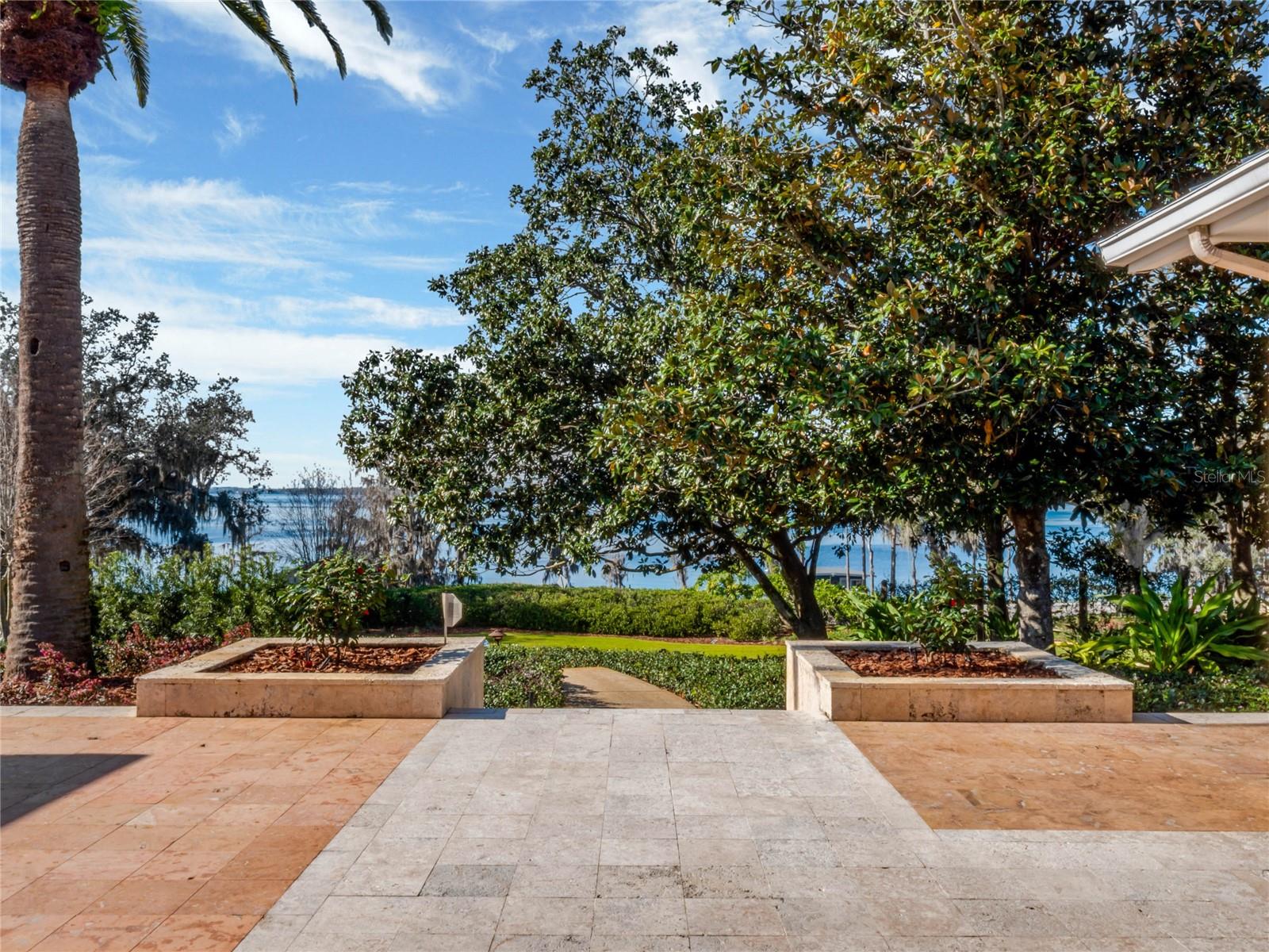 12104 Lakeshore Dr