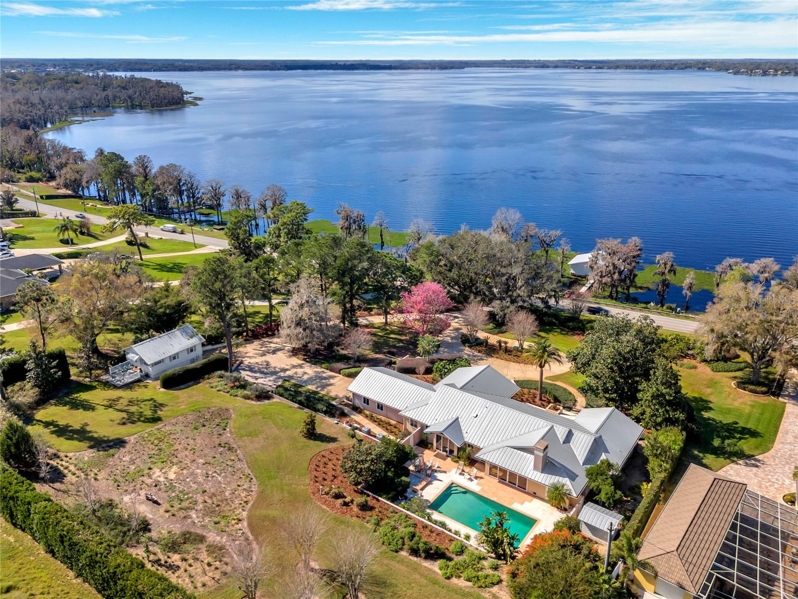 12104 Lakeshore Dr