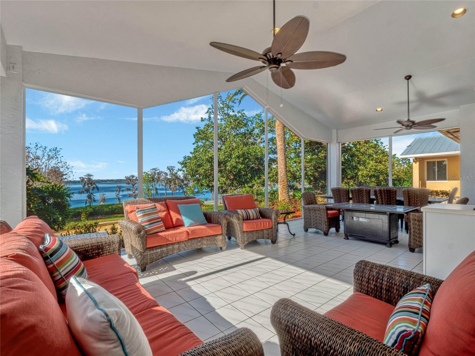 12104 Lakeshore Dr