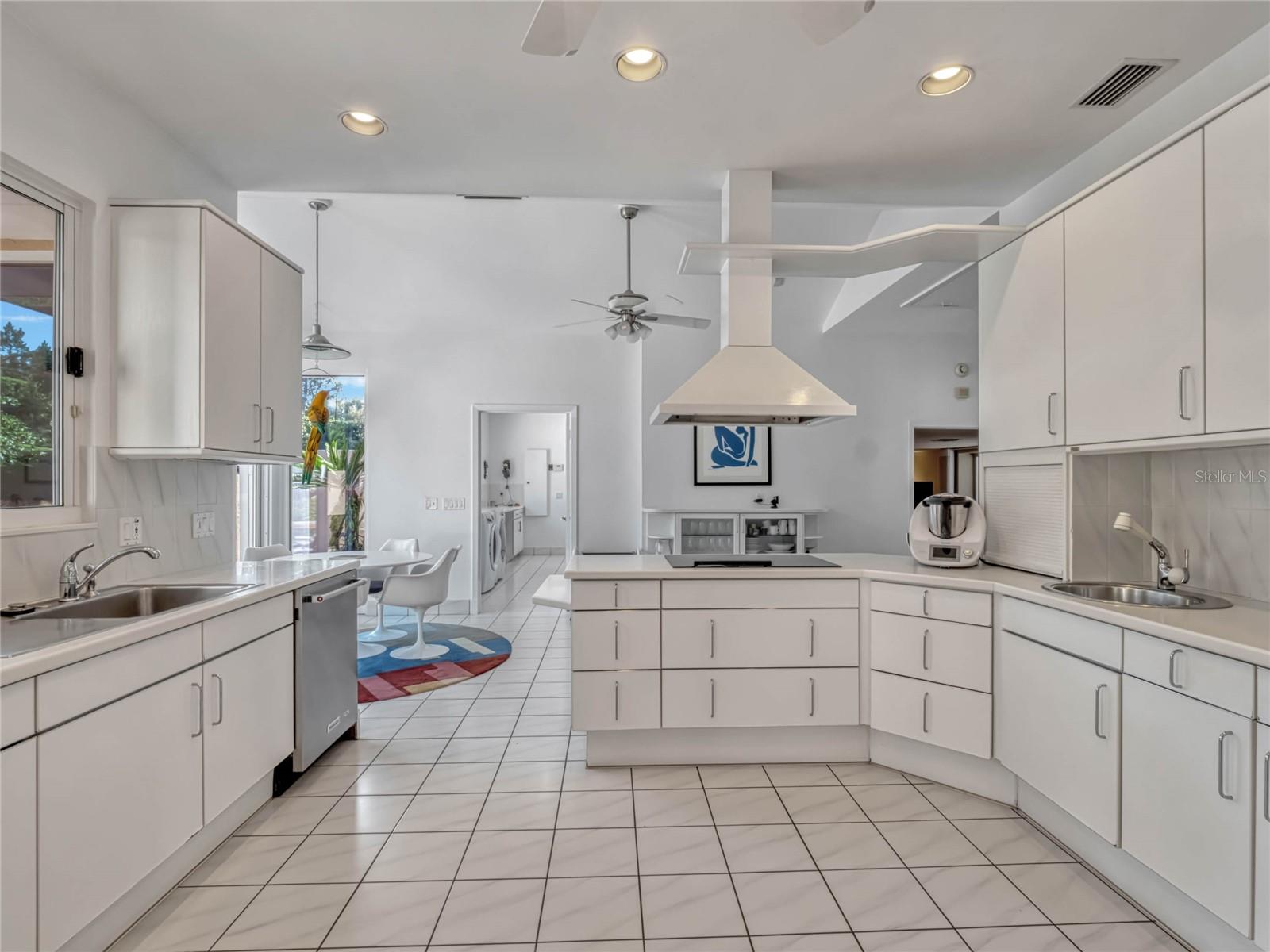 12104 Lakeshore Dr