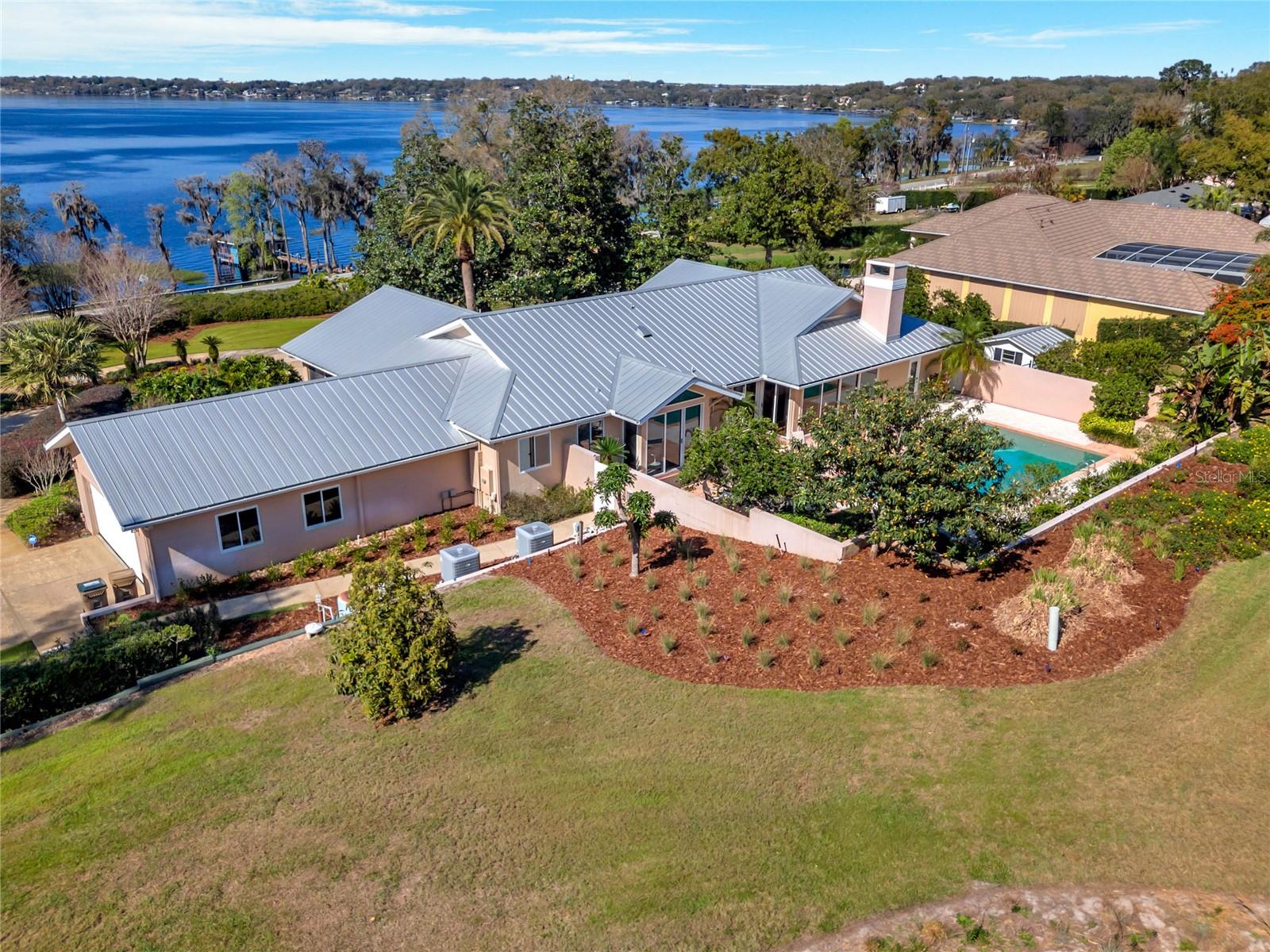 12104 Lakeshore Dr