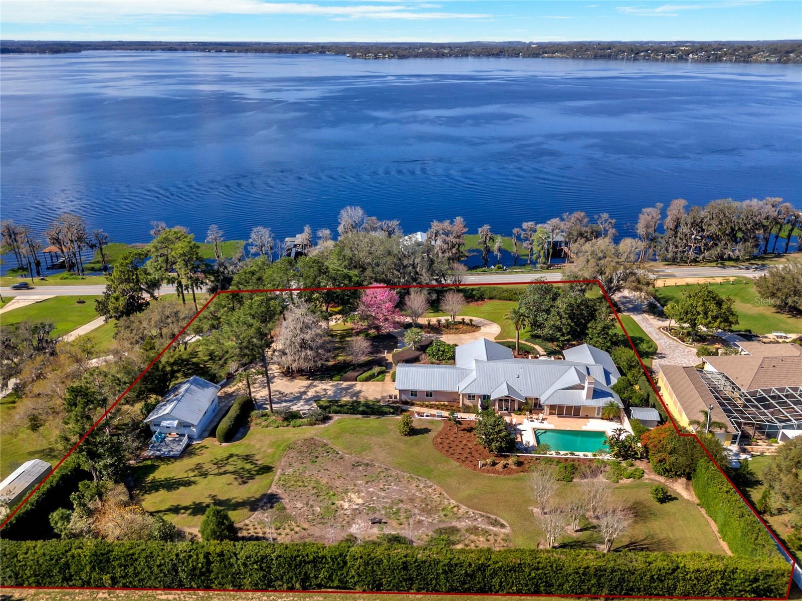 12104 Lakeshore Dr