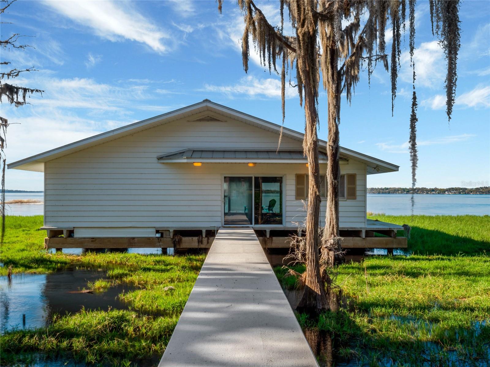 12104 Lakeshore Dr