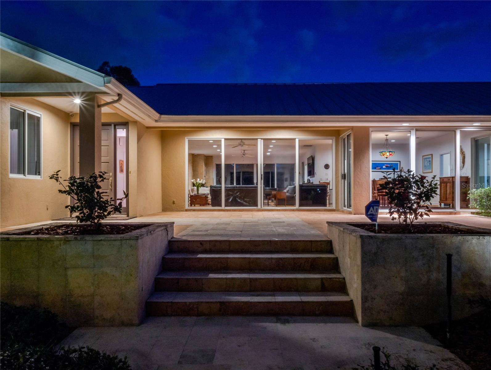 12104 Lakeshore Dr