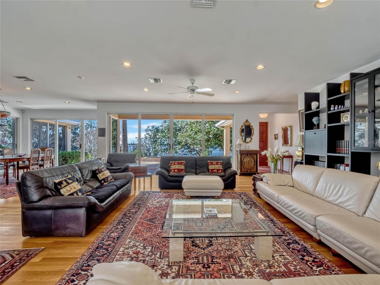 12104 Lakeshore Dr