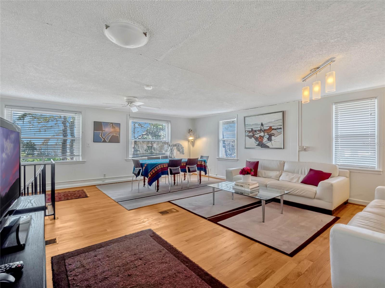 12104 Lakeshore Dr
