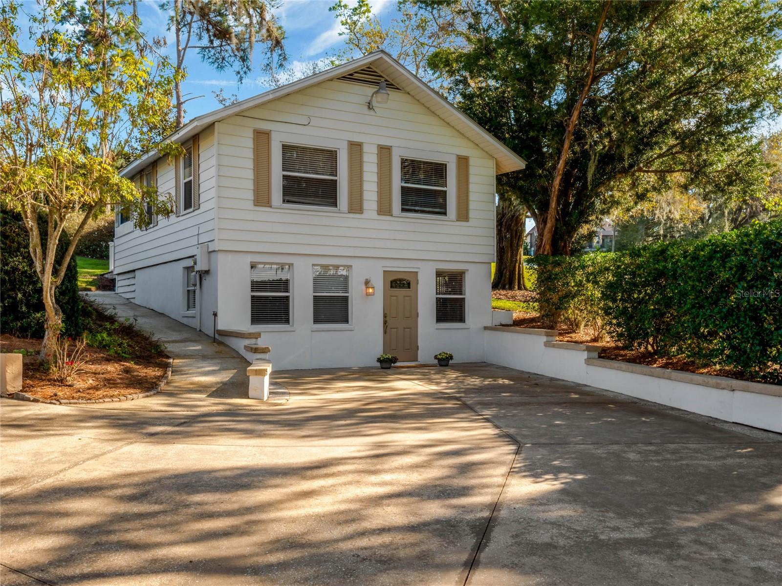 12104 Lakeshore Dr