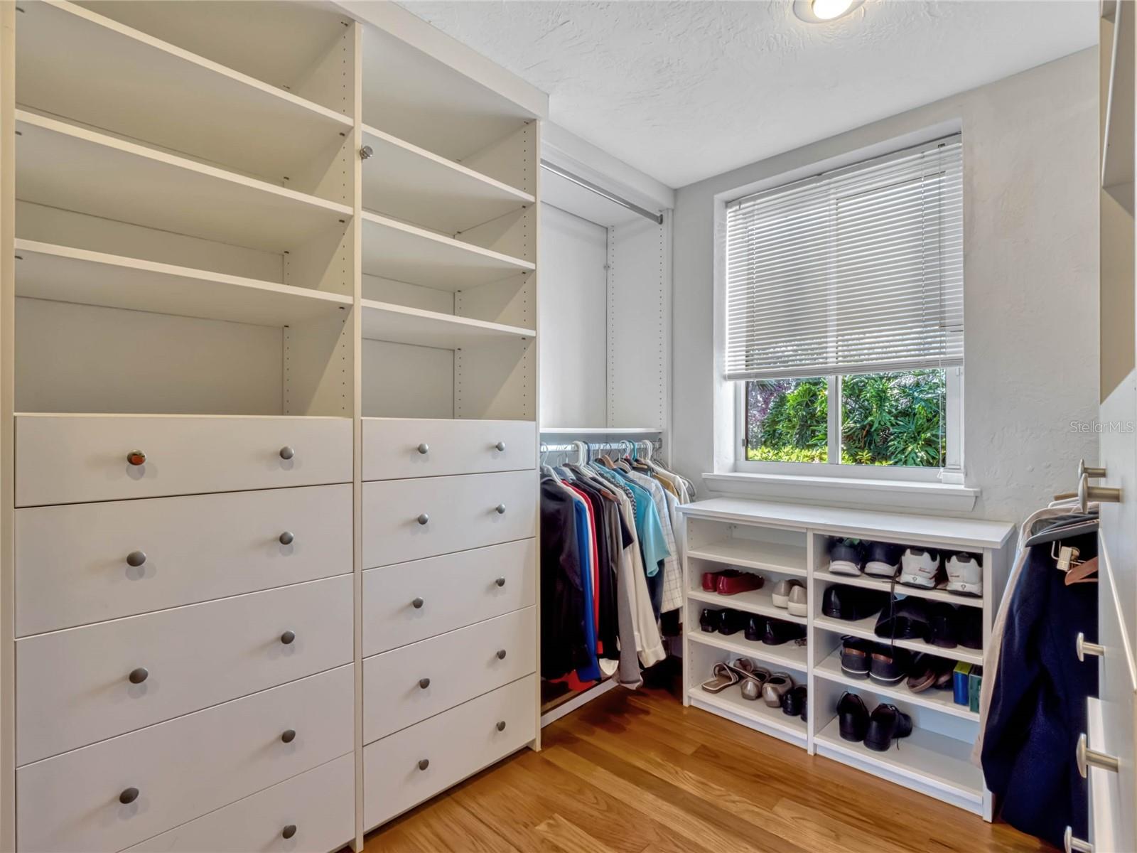 12104 Lakeshore Dr
